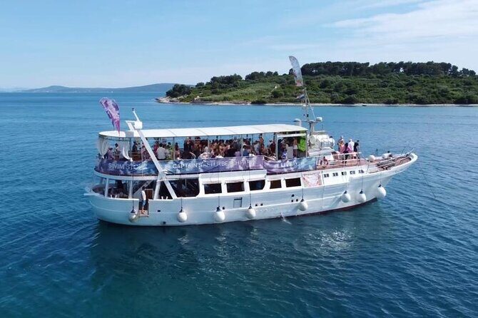 Captain’s Boat Party Split–Blue Lagoon Swim Stop + Free Shots &DJ - What the Free Nightclub Access Really Changes in Your Evening