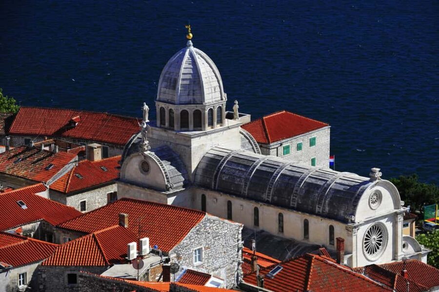 Dalmatian Delights: Food & Wine Tour from Split or Trogir - The Dalmatian dinner: prosciutto and cheese start things, then peka or barbecue