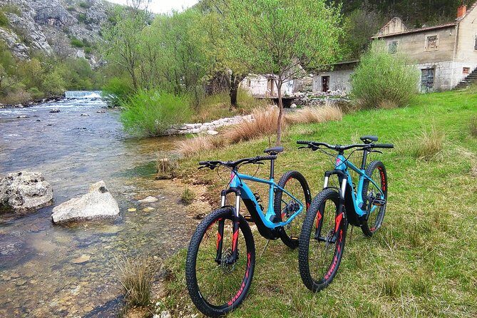 Electric bike - day rentals Split, Sinj - What you actually get with the bike: helmet, charger, and more