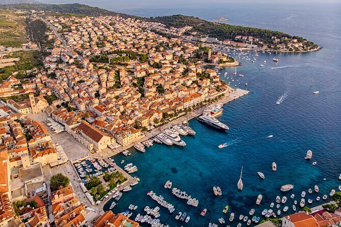 Full-Day Catamaran Cruise to Hvar & Pakleni Islands with Food and free Drinks - Comfort, Bathrooms, and Group Size on Summer Blues