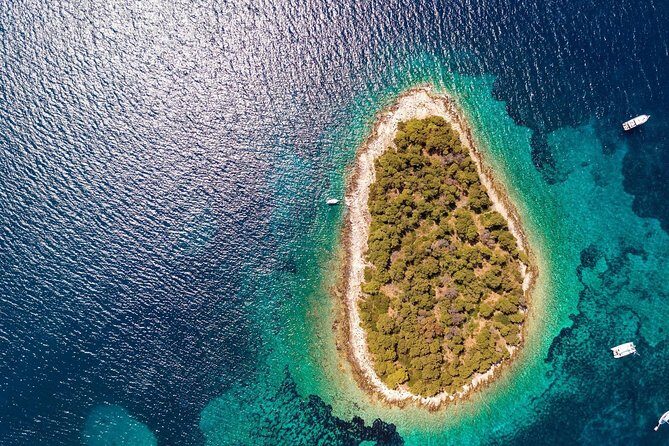 Private 3 islands Tour With Speed boat to Blue Lagoon and Solta from Split or Trogir - From Split or Trogir: starting the day without stress