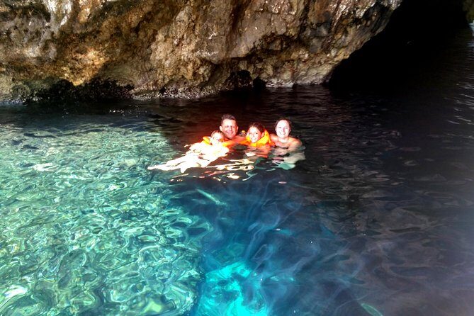 Private boat tour to Blue Lagoon & 4 Islands - Captain Ivan and skipper Ema: the crew makes the whole experience feel smooth