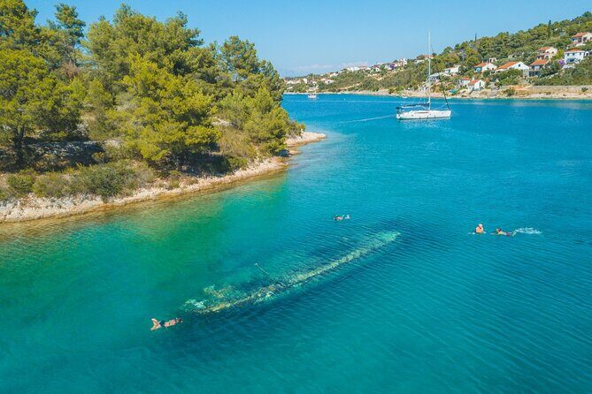 Private Boat tour to the Blue Lagoon & Solta - Swim, Snorkel, Tan and Relax! - Stomorska lunch time: next to the water and built for recovery