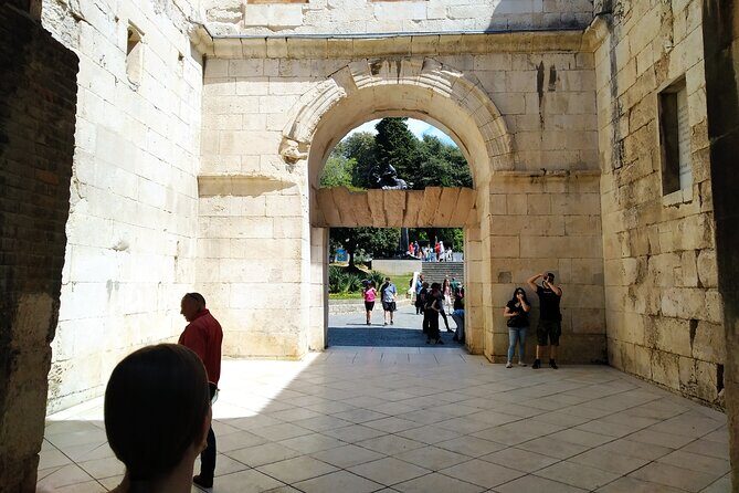 Private History tour - small group - Riva Harbor and the palace wall: your payoff viewpoint