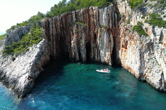 Private Red Rocks and Pakleni Islands beach hopping speedboat tour - Stop 2: Zarace’s east-and-west beach pair for snorkeling