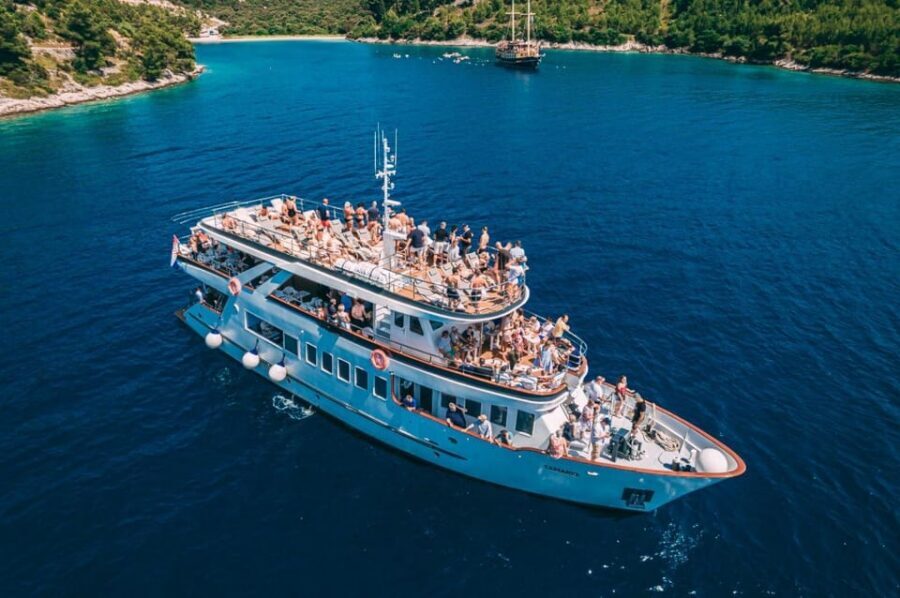 Split: Blue Lagoon, Shipwreck and Šolta with Food and Drinks - Šolta’s Maslinica: island time without the rush