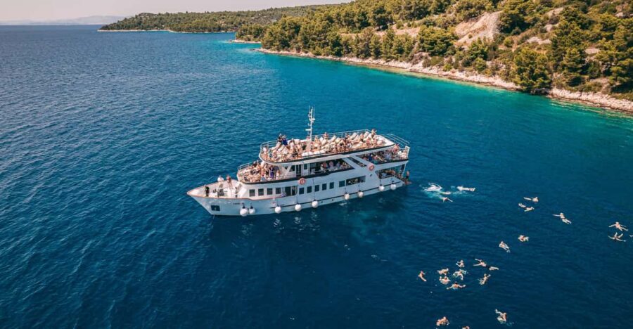 Split: Blue Lagoon, Shipwreck and Šolta with Food and Drinks - Blue Lagoon: lunch, snorkeling, and the shade reality