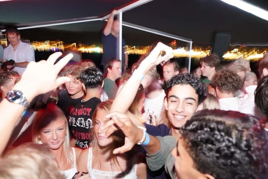 Split: Boat Crawl with Nightclub Access, Shots, & Boat Party - Timing, rules, and practical tips for a smoother night