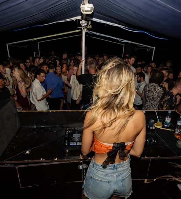Split: Boat Crawl with Nightclub Access, Shots, & Boat Party - Who should book Split After Dark