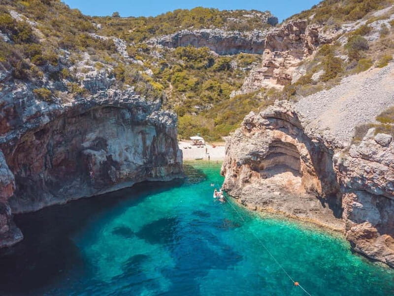 Split: Boat Tour to Blue Cave, Vis, Blue Lagoon, Hvar, Brač - Crowd control and weather: how the day stays calm