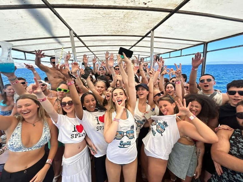 Split: Captain’s Boat Party – Blue Lagoon, DJ & Free Shots - The 30-Minute Warm-Up and the Live DJ Setup