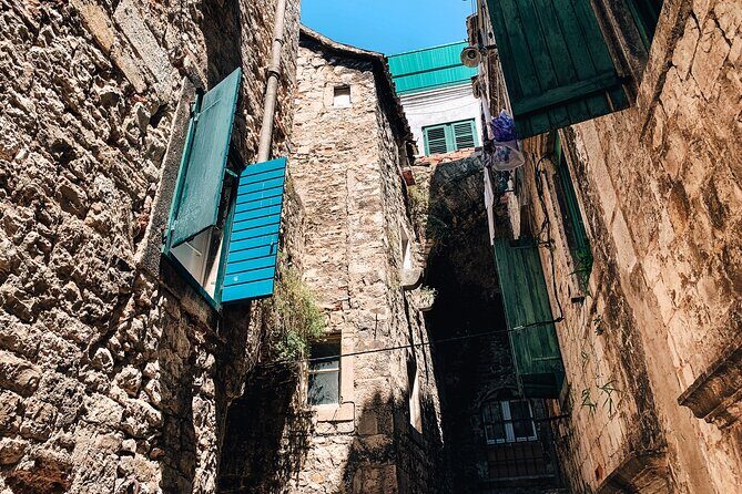 Split Quest Experience: Discover the City - Price and value: about $6 for 2 hours of Roman-meets-street storytelling