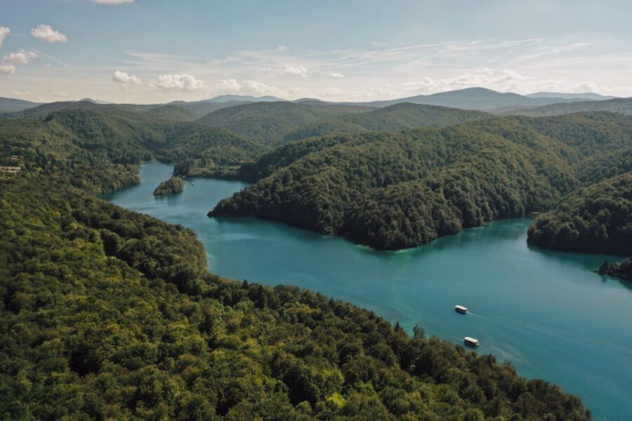 Split: Self-Guided Plitvice Lakes Day Tour with Boat Ride - Wooden paths and boardwalks: where the falls take over