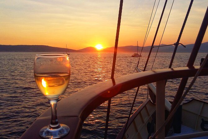 Split Sunset Cruise With Live Music - The Polaris Yacht: Comfortable, Organized, and Not Overcrowded