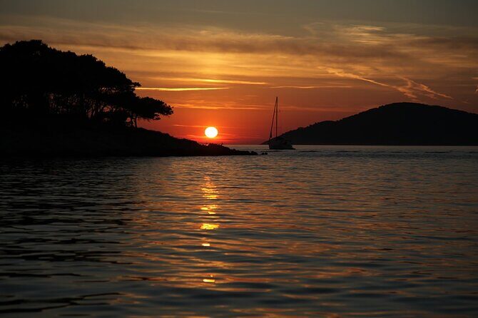 Sunset Sailing Tour on the Pakleni Islands - Water Time Perks: Snorkel Gear, SUP, Snacks, and Wine